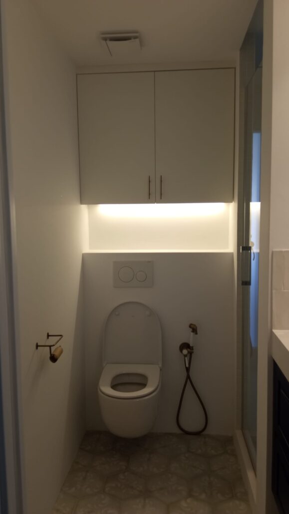 Baño elegante con azulejos