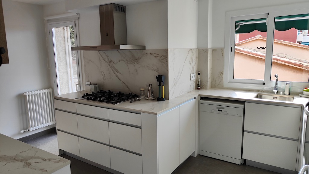 Reforma de cocina moderna en Barcelona por Roblasa