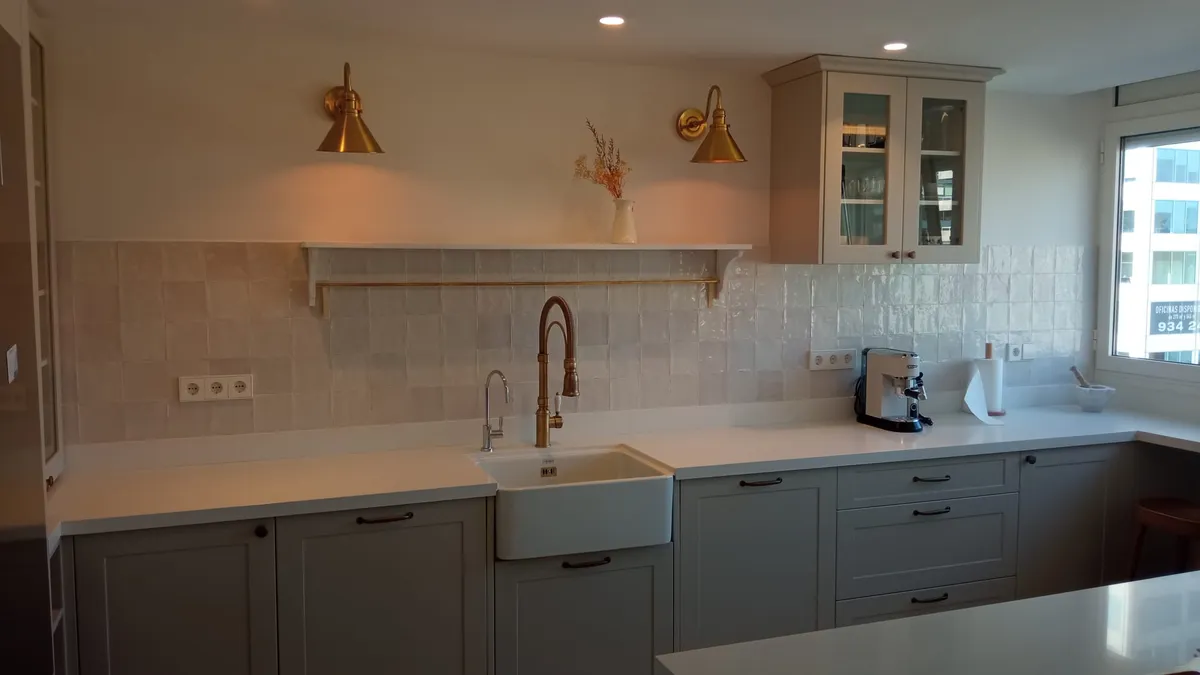 Cocina renovada con acabados premium